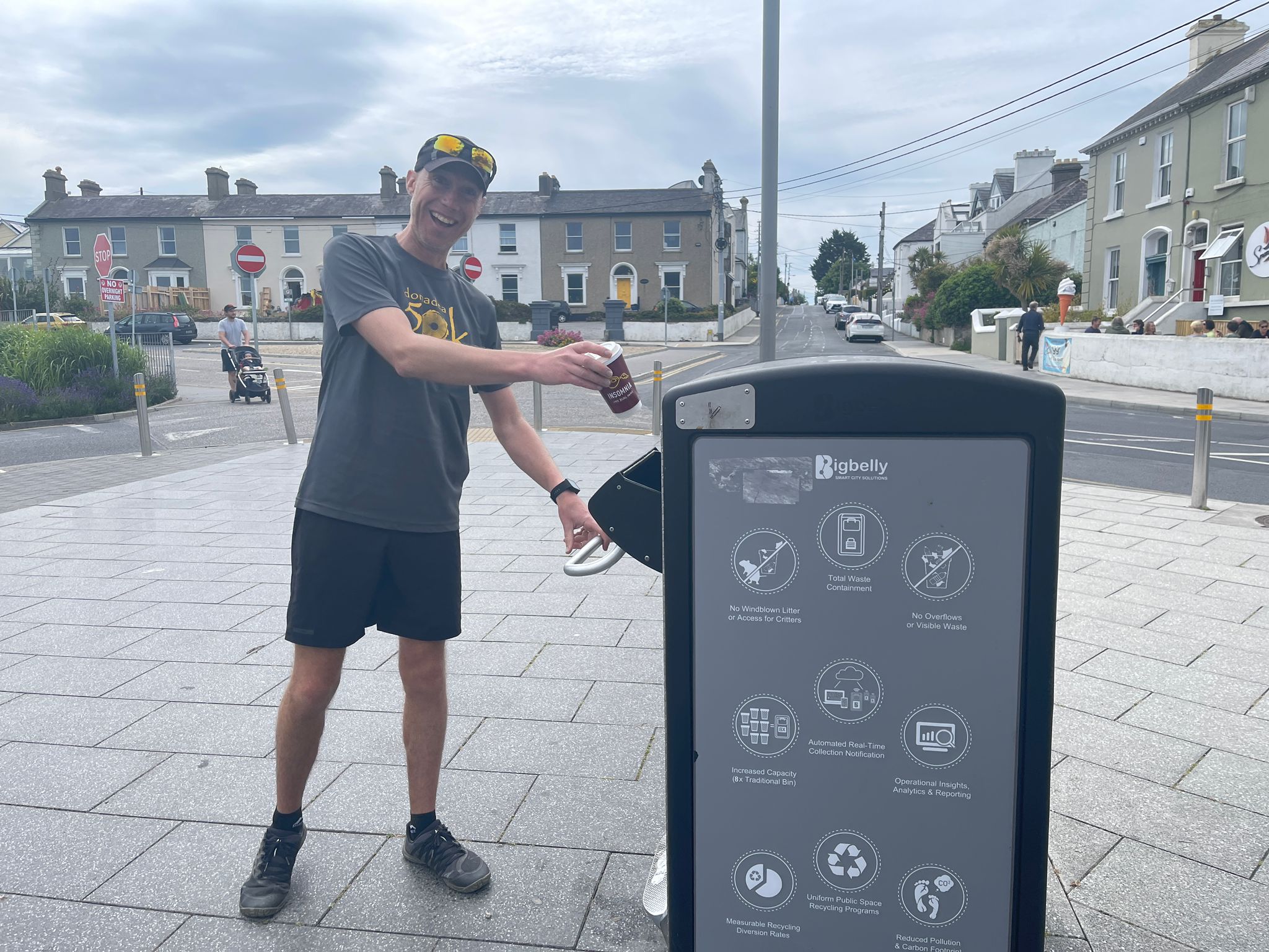 Un coureur local utilisant les poubelles Bigbelly Irlande